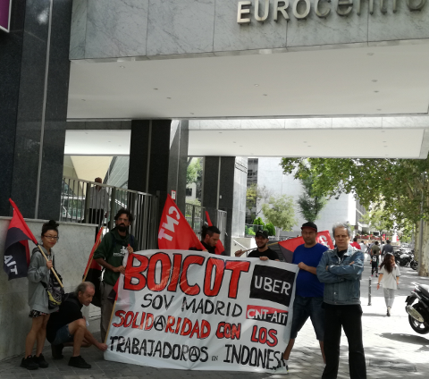 Foto del acto contra Uber en su sede de Madrid