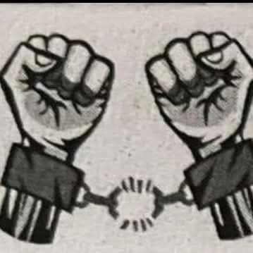 Manos rompiendo cadenas